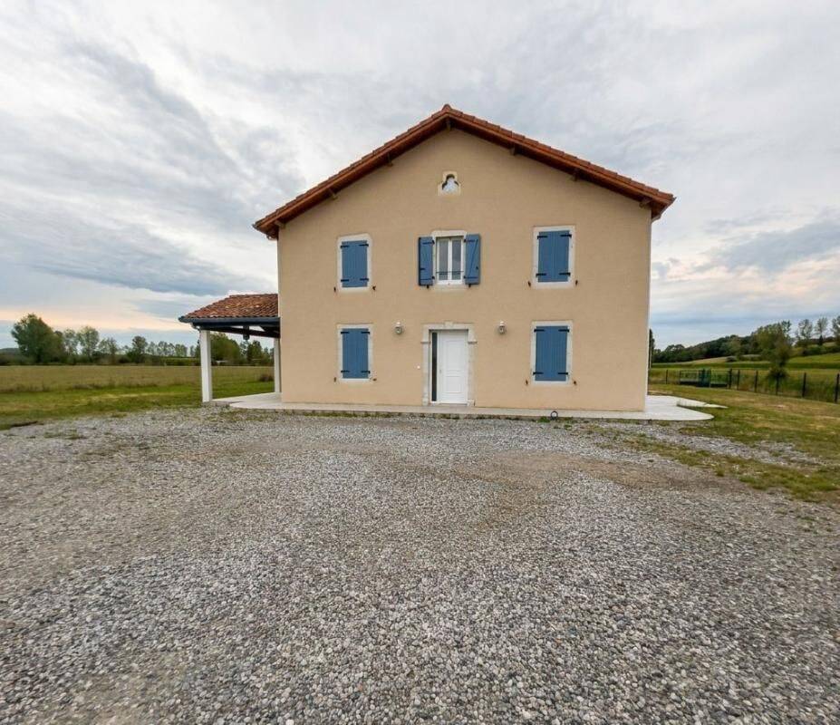 Maison 5 pièces 141 m² · à Castel-Sarrazin · 140,9 m² · 965 €