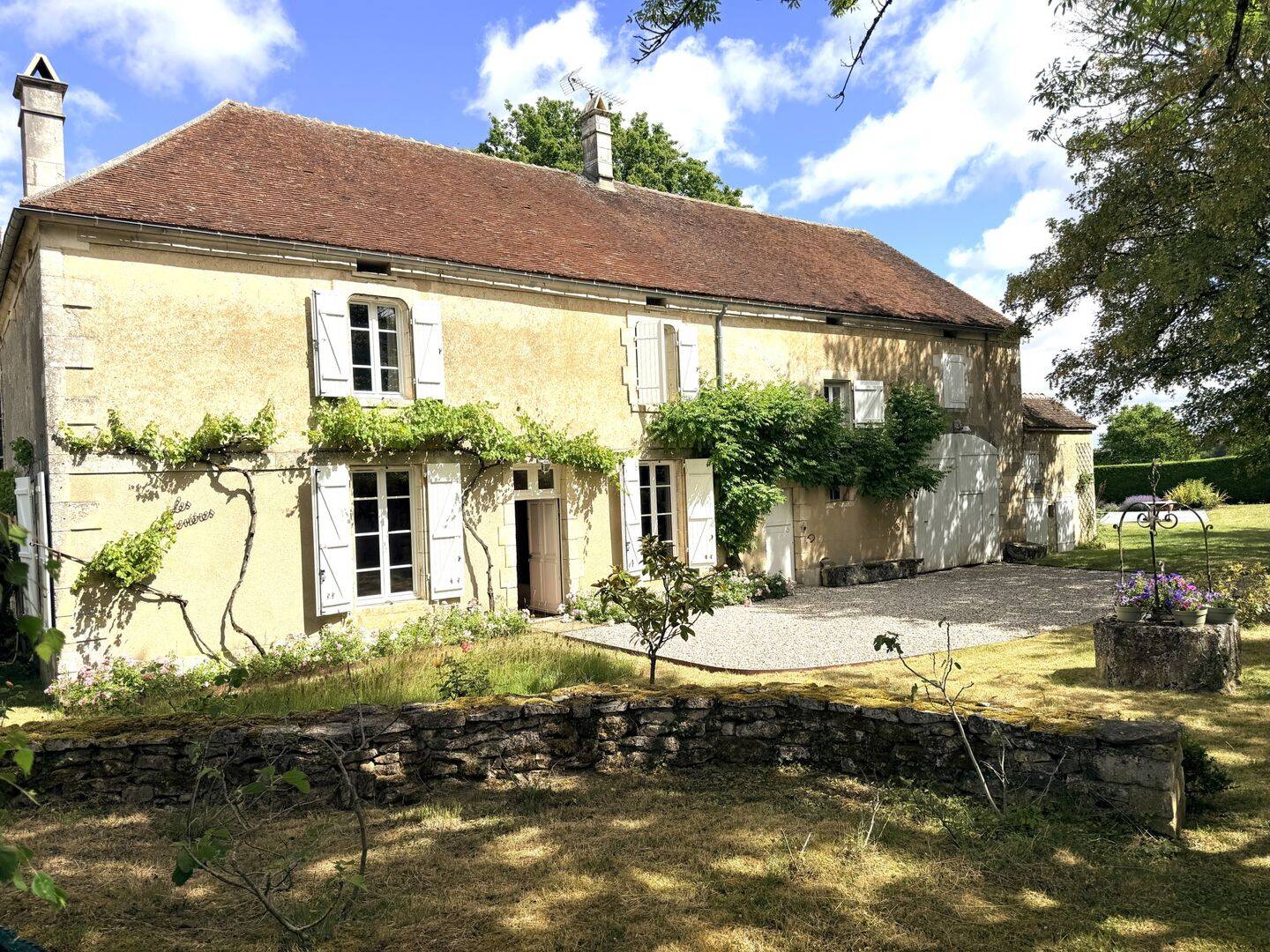 Maison 8 pièces 226 m² · à Druyes-les-Belles-Fontaines · 225,5 m² · 445 000 €