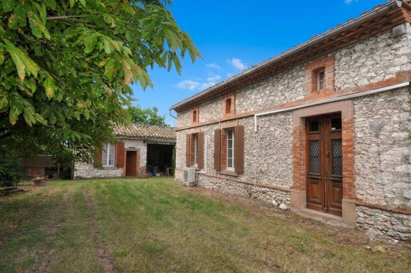 Maison 6 pièces 268 m² · à Labastide-Gabausse · 268 m² · 195 000 €