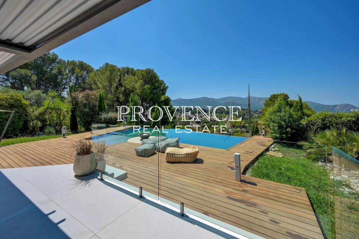 Maison 6 pièces 225 m² · à Marseille 11ème Arrondissement · 225 m² · 12 900 €/mois