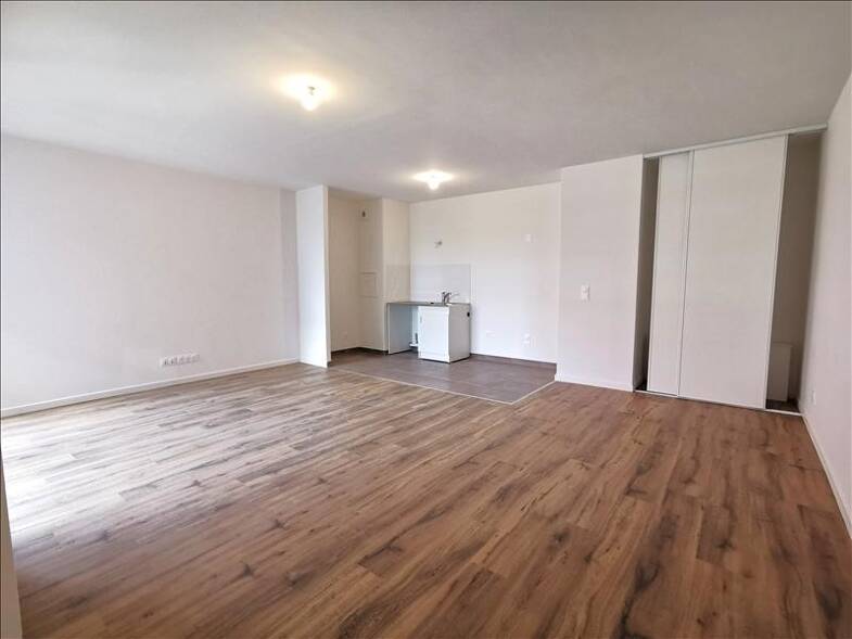 Appartement à louer 1 270 € 2 pièces 1 chambre 54 m² 4ème étage Bas Pays Romainville 93230
