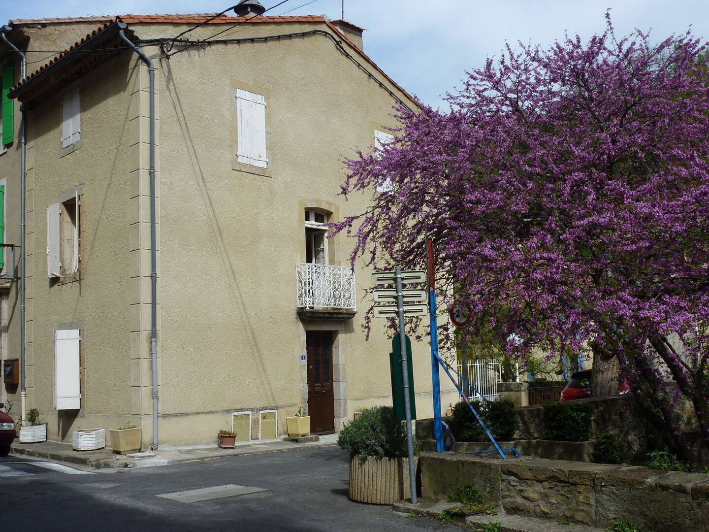 Maison de village avec terrasse et balcon