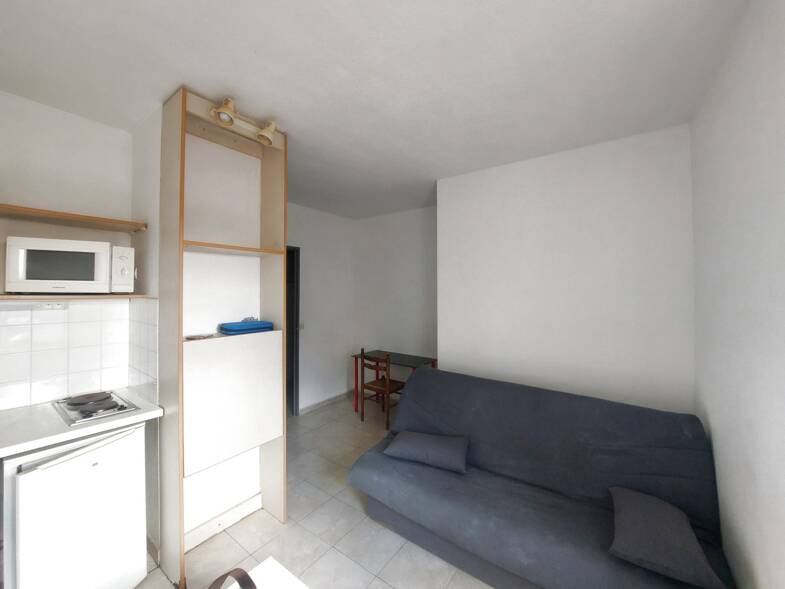 Appartement à louer 410 € 1 pièce 17 m² Étage 2/4 Marseille 13014