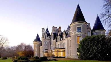 Château à vendre 4 100 000 € 60 pièces 52 chambres 2 000 m² 700 000 m² de terrain Tours 37000