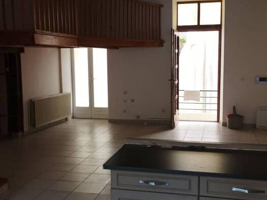 Appartement à louer 1 270 € 4 pièces 3 chambres 92 m² Étage 1/2 Centre Ville Chambéry 73000