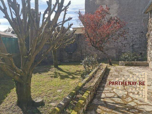 Maison 8 pièces 220 m² · à Parthenay · 220 m² · 149 000 €