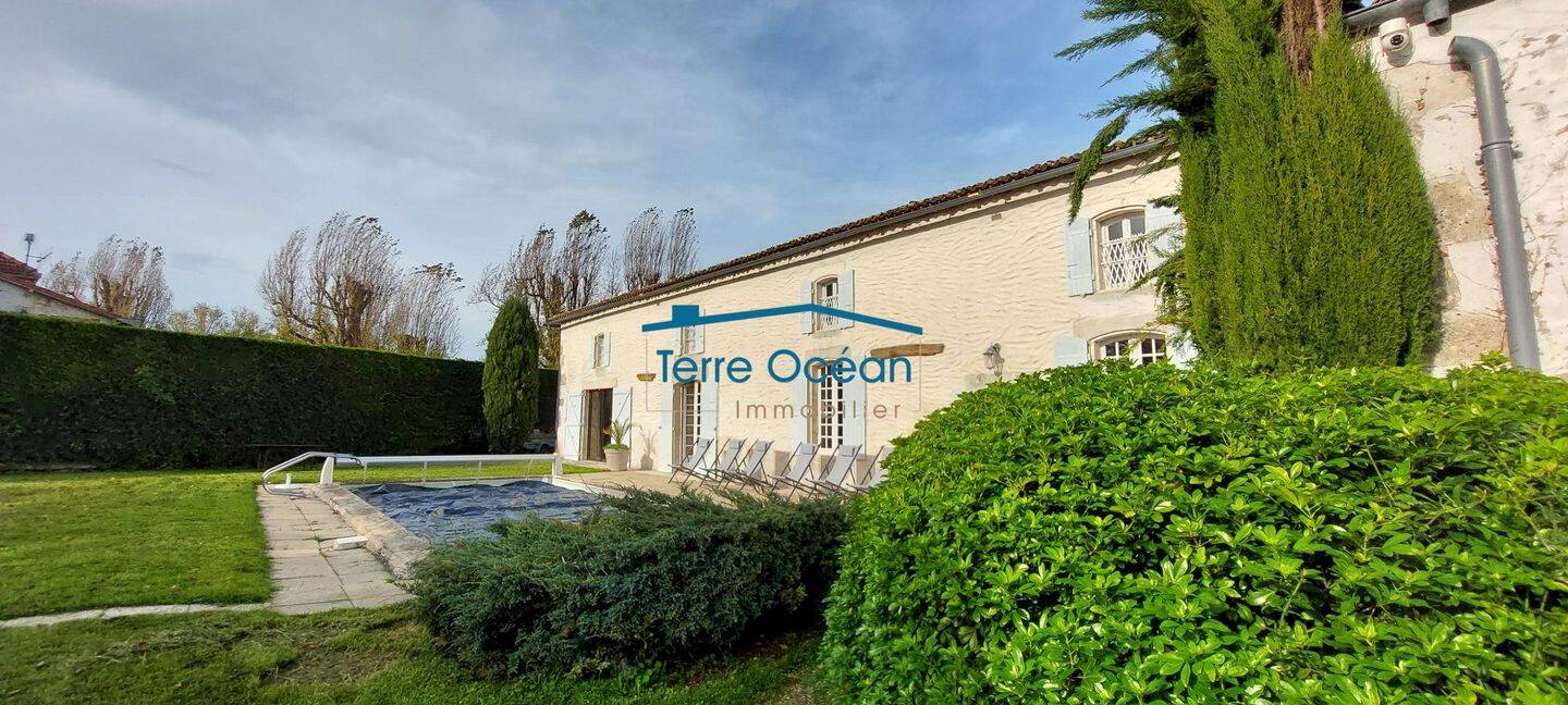 Maison 16 pièces 419 m² · à Corme-Écluse · 419 m² · 685 000 €