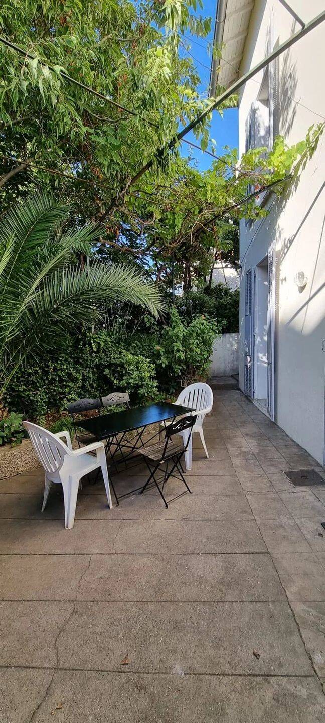 MAISON MEUBLE — 9