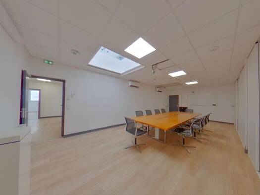 Local d'activités à vendre 514 500 € 300 m² d'espace de stockage Centre Nord Vaux-le-Pénil 77000