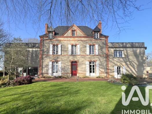 Demeure à vendre 547 000 € 9 pièces 5 chambres 263 m² 31 900 m² de terrain Centre et Ecarts Évron 53600