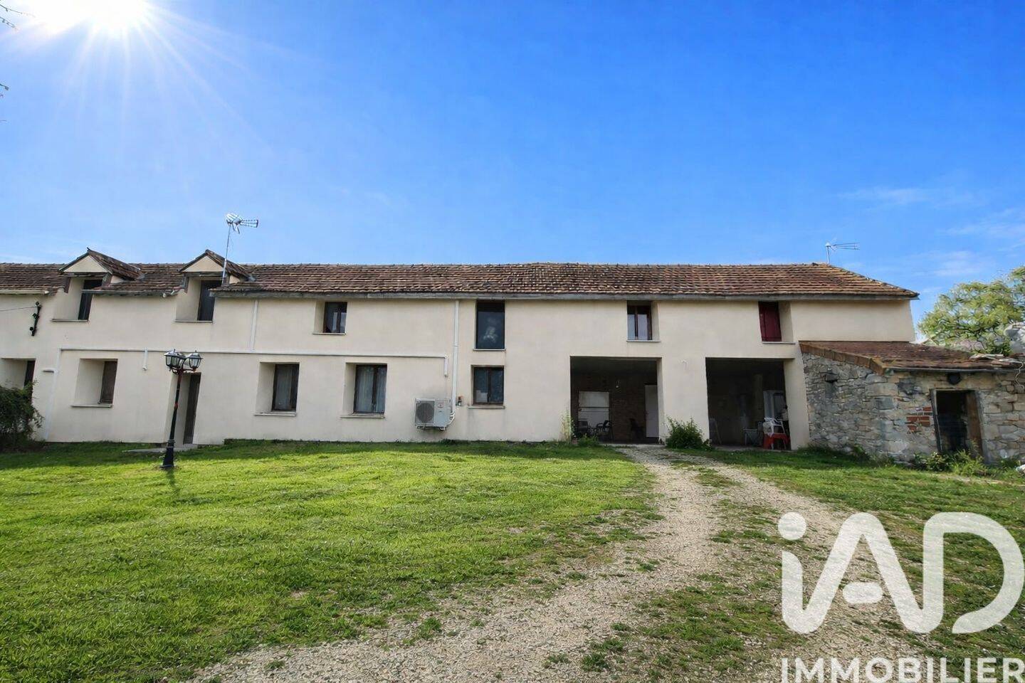 Maison 9 pièces 274 m² · à Neuilly-Saint-Front · 274 m² · 250 000 €