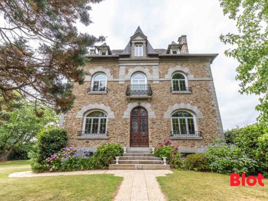 Villa à vendre 592 800 € 7 pièces 4 chambres 255 m² 2 751 m² de terrain Fougères 35300