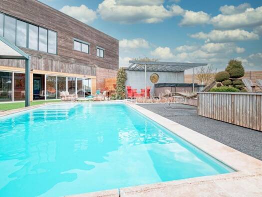 Local commercial à vendre 755 000 € 820 m² de surface de vente Nogent-le-Roi 28210