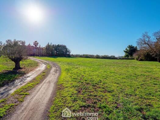 Terrain constructible viabilisé à vendre 1 020 000 € 4 077 m² de terrain Agde 34300