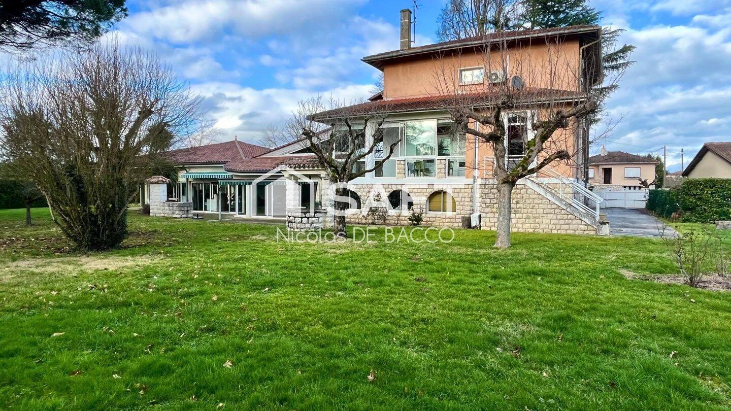 Maison 10 pièces 253 m² · à Aiguillon · 253 m² · 348 000 €