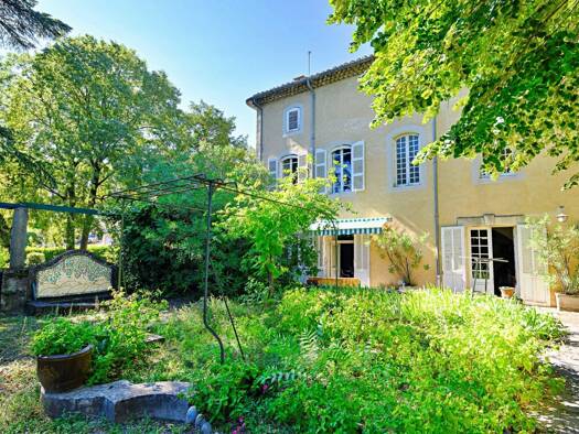 Maison à vendre 390 000 € 17 pièces 12 chambres 751 m² 1 846 m² de terrain Peripherie Bourg-Saint-Andéol 07700
