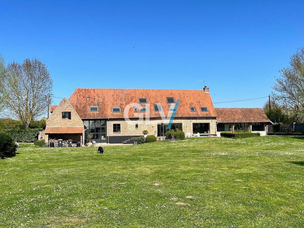Maison 7 pièces 280 m² · à Cysoing · 279,6 m² · 2 690 €/mois