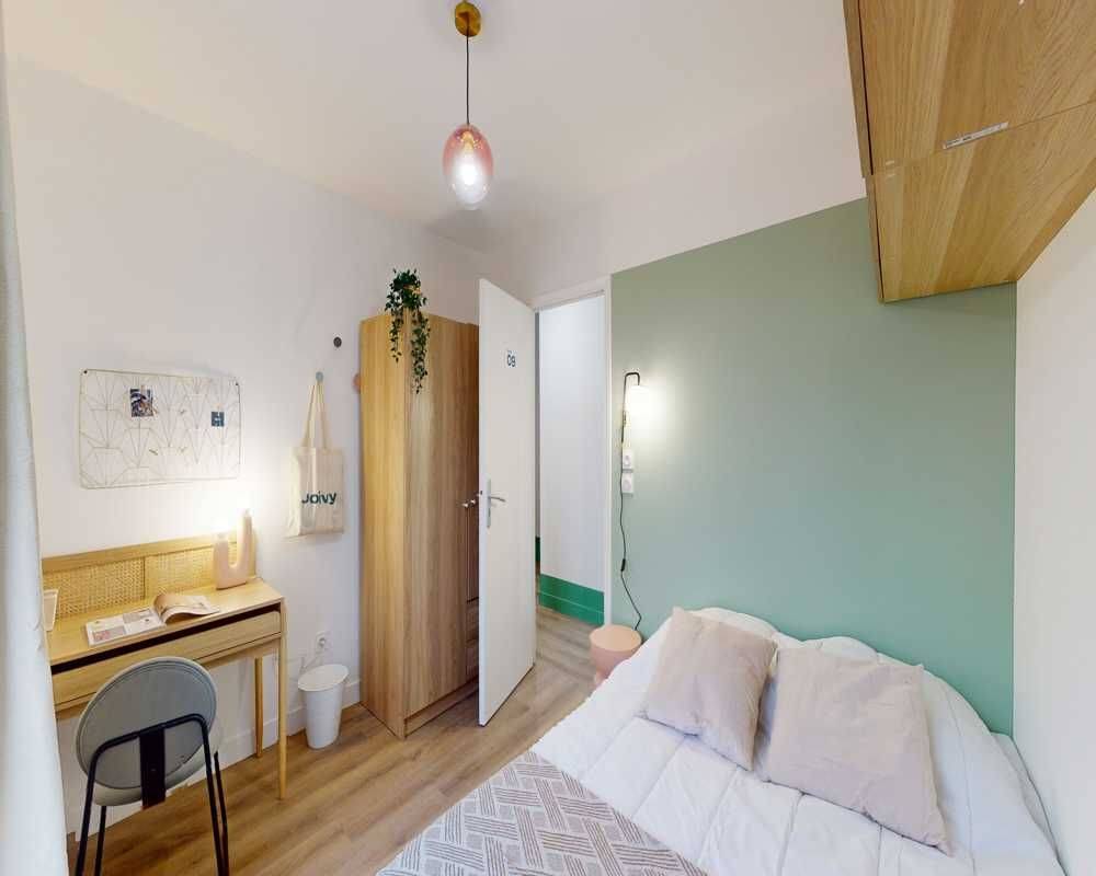 9 pièces 140 m² · à Paris 10ème Arrondissement · 140 m² · 1 125 €/mois