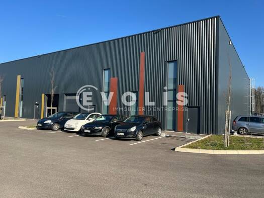 Local d'activités à louer 3 393 € 443 m² d'espace de stockage Les-Armieres le Mas de la-Raz Villefontaine 38090