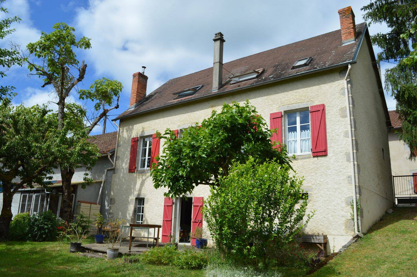 Maison 8 pièces 205 m² · à Arfeuilles · 205 m² · 163 000 €