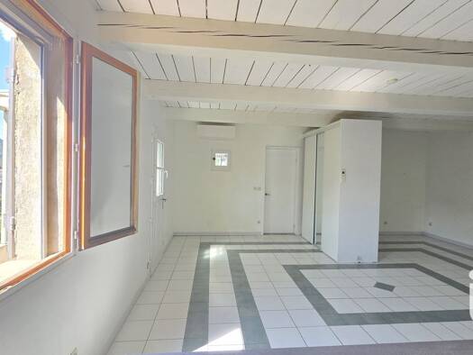 Maison de plain-pied à vendre 275 000 € 3 pièces 2 chambres 78 m² 4 670 m² de terrain La Roquebrussanne 83136