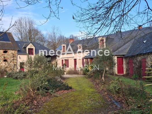 Ferme équestre à vendre 589 000 € 253 m² 105 230 m² de terrain Château-Gontier 53200