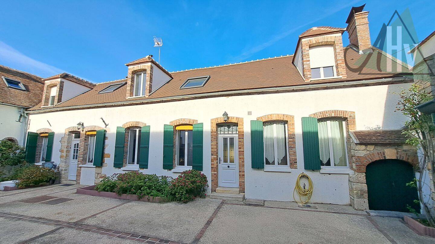 Maison 8 pièces 245 m² · à Courlon-sur-Yonne · 245 m² · 386 900 €