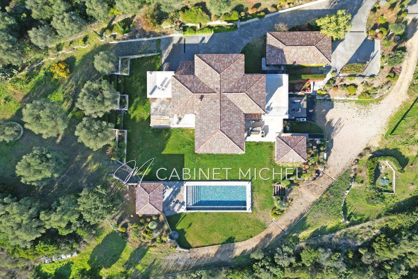 Maison 11 pièces 572 m² · à Roquefort-les-Pins · 571,5 m² · 4 750 000 €