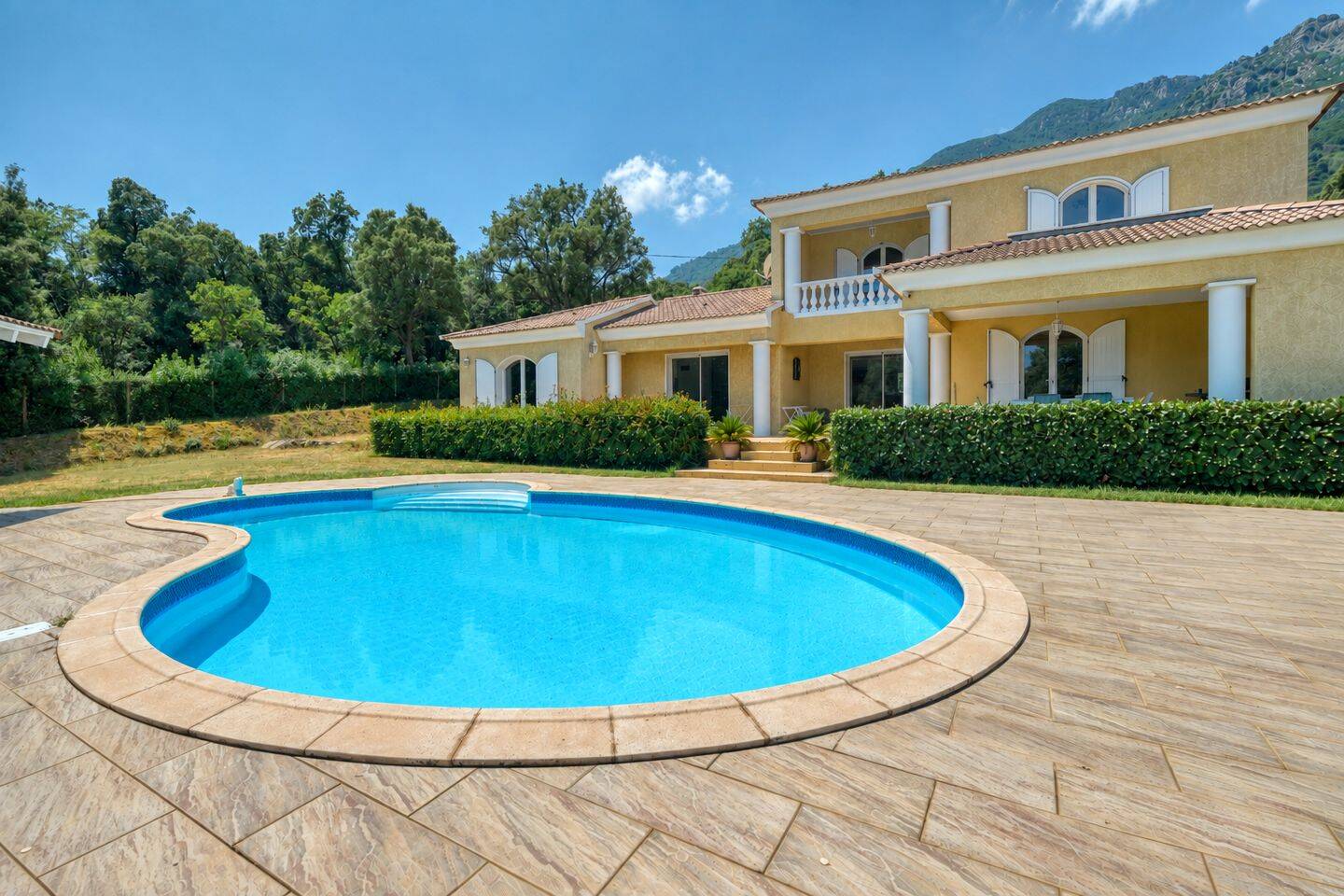 Maison 5 pièces 170 m² · à Santa-Maria-Poggio · 170 m² · 699 000 €