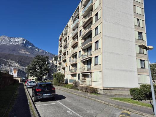 Appartement à vendre 90 000 € 4 pièces 3 chambres 75,2 m² Étage 3/7 Échirolles 38130