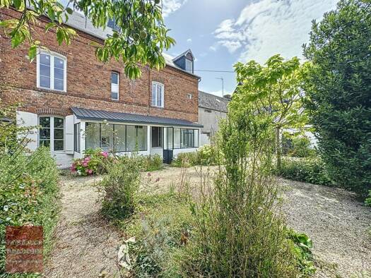 Maison à vendre - de 1.1M € 10 pièces 5 chambres 238 m² 969 m² de terrain Livarot-Pays-d'Auge 14140