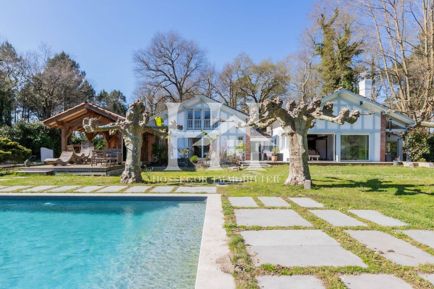 Maison 10 pièces 295 m² · à Tosse · 295 m² · 1 872 000 €