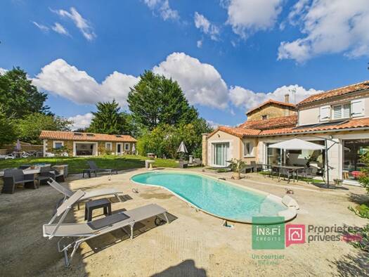 Maison à vendre 335 000 € 8 pièces 5 chambres 220 m² 943 m² de terrain Nouaillé-Maupertuis 86340