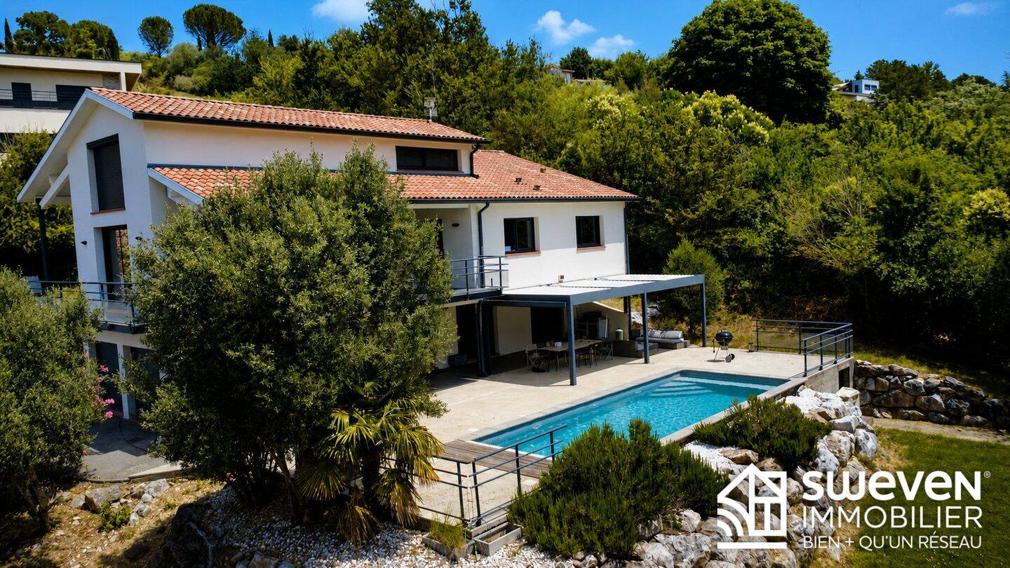 Maison 6 pièces 246 m² · à Lacroix-Falgarde · 246 m² · 696 000 €