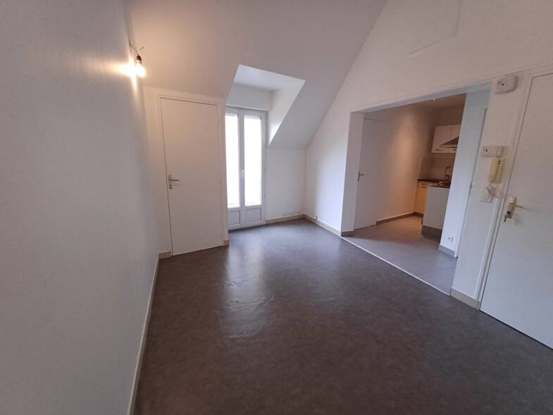 Appartement à louer 780 € 2 pièces 1 chambre 32 m² Sous le toit, Étage 2/2 Les Sablons Poissy 78300