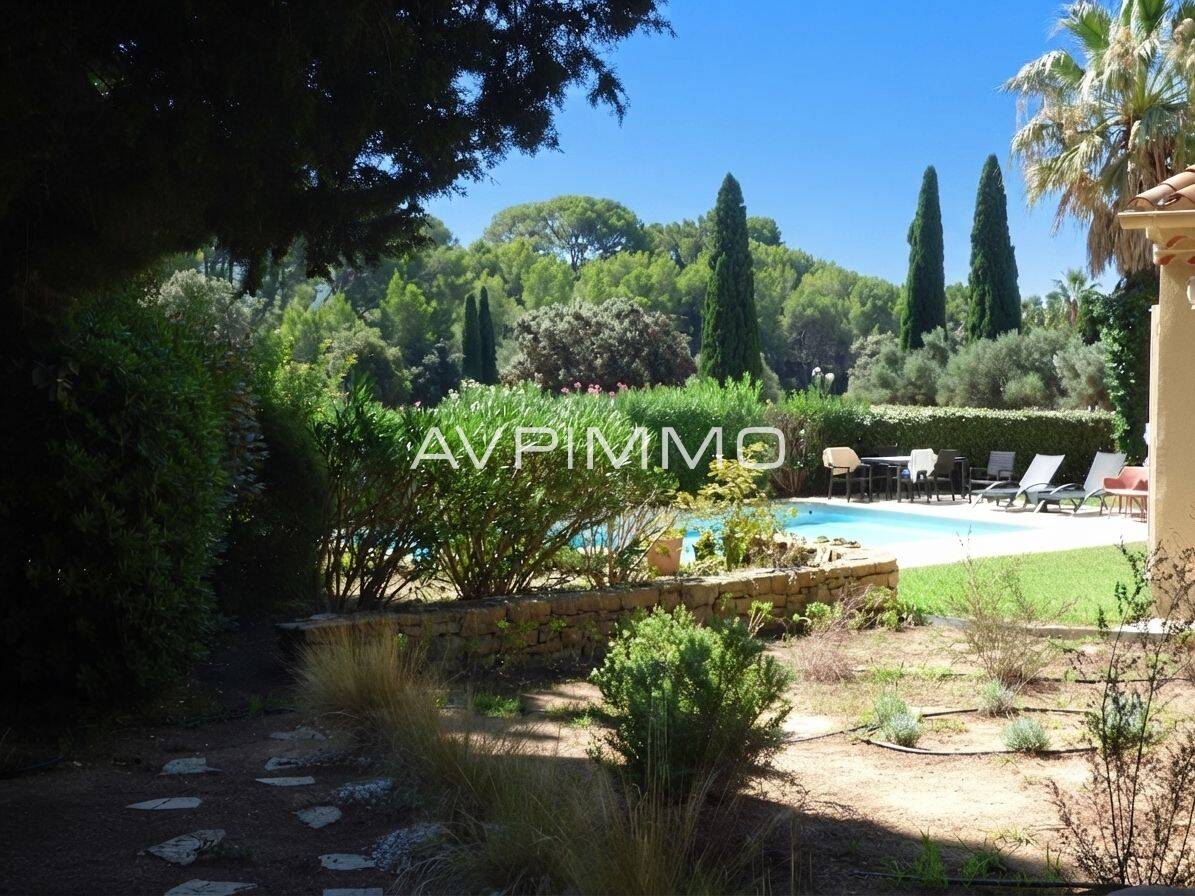 Maison 6 pièces 135 m² · à Saint-Cyr-sur-Mer · 135 m² · 950 000 €