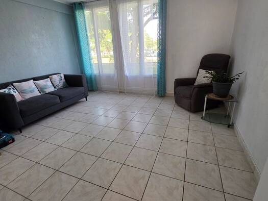 Appartement à vendre 122 000 € 3 pièces 2 chambres 62 m² RDC/4 Centre Ville Saint-Priest 69800