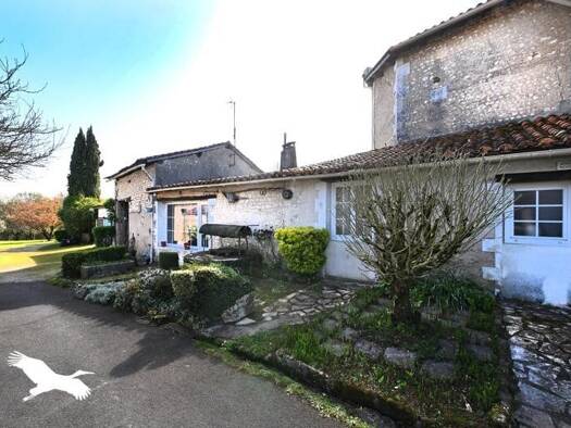 Maison à vendre 394 875 € 7 pièces 5 chambres 300 m² 10 830 m² de terrain Poullignac 16190