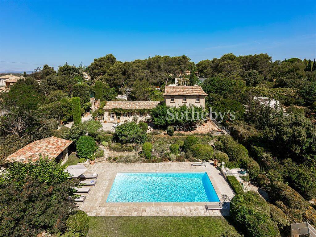 Maison 7 pièces 223 m² · à Aix-en-Provence · 223 m² · 8 500 €/mois