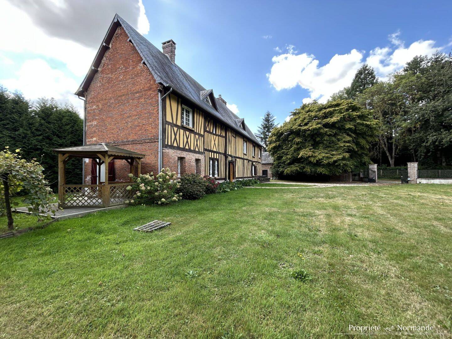 Maison 11 pièces 310 m² · à Pont-Audemer · 310 m² · 438 900 €