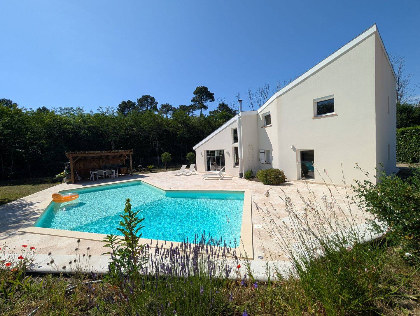 Maison 8 pièces 260 m² · à Saint-Médard-en-Jalles · 260 m² · 2 950 €