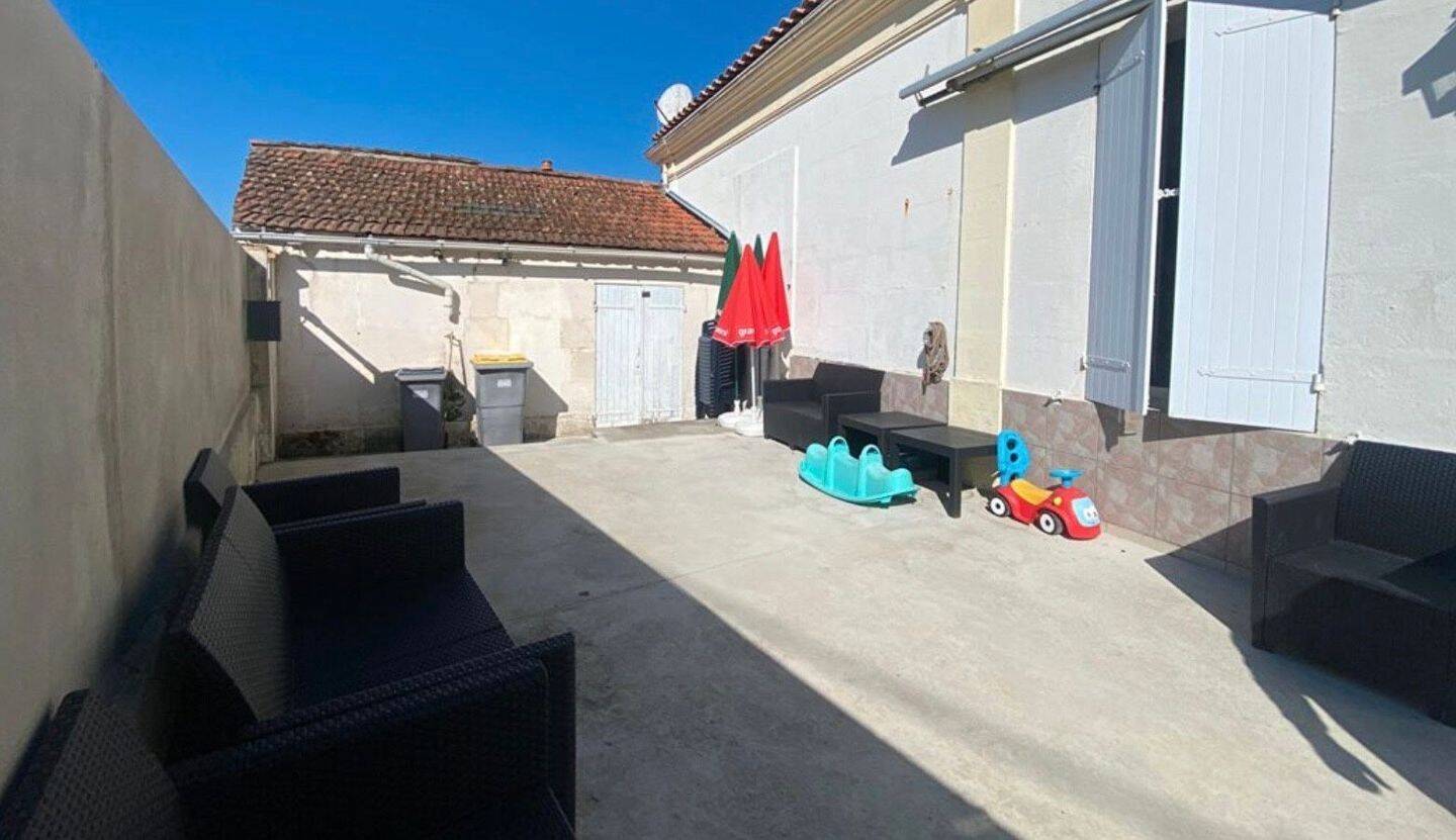 Maison 10 pièces 300 m² · à Tonnay-Charente · 300 m² · 280 000 €