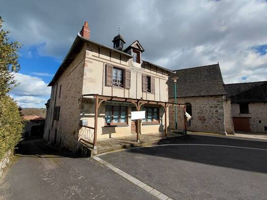 Maison à vendre 124 900 € 8 pièces 3 chambres 220 m² 2 188 m² de terrain Mourjou 15340