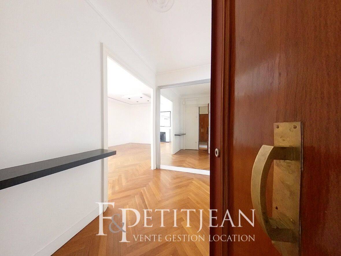 Appartement 6 pièces 131 m² · à Paris 16ème Arrondissement · 131,2 m² · 4 490 €/mois