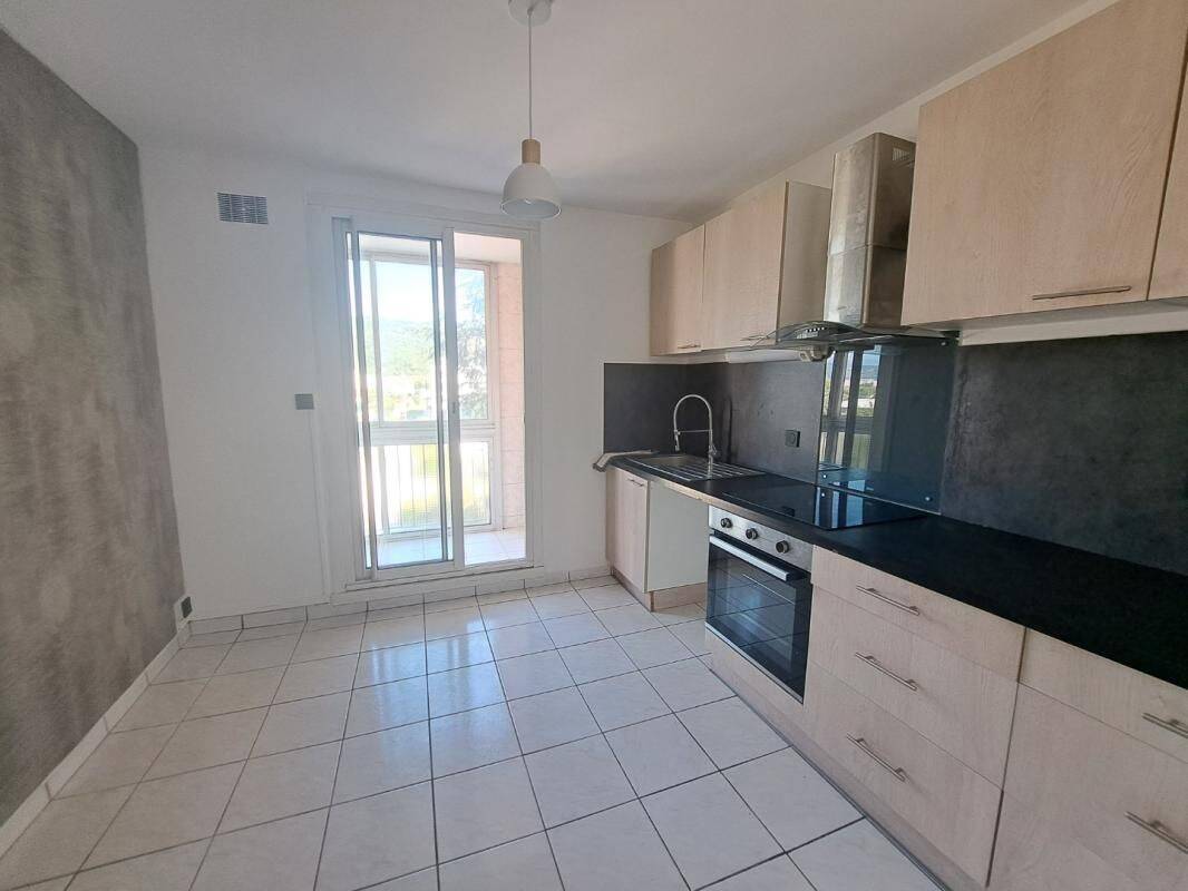 Appartement 4 pièces 72 m² · à Le Pont-de-Claix · 72 m² · 900 €