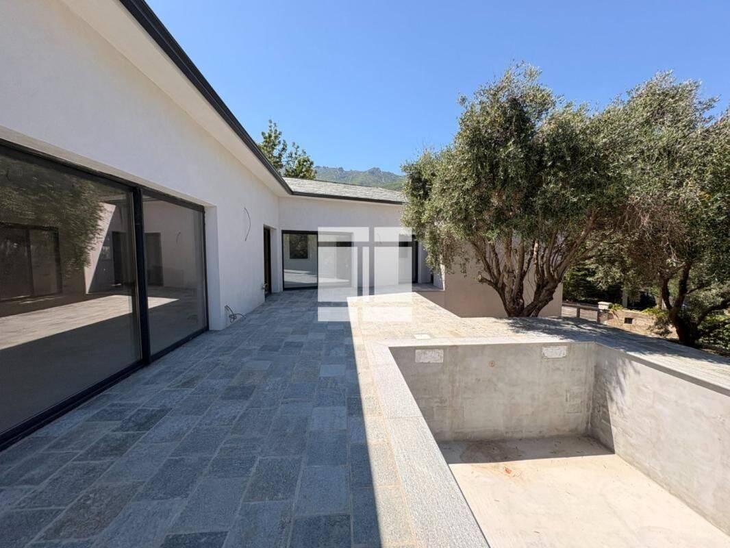 Maison 5 pièces 220 m² · à Brando · 220 m² · 850 000 €