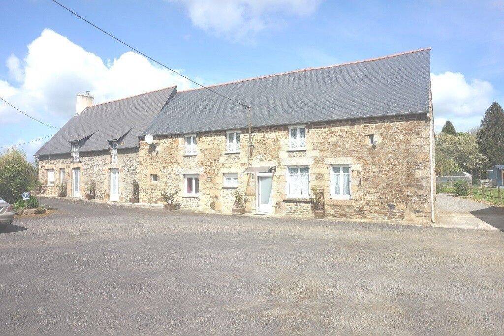 Maison 9 pièces 313 m² · à Bazouges-la-Pérouse · 313 m² · 476 100 €