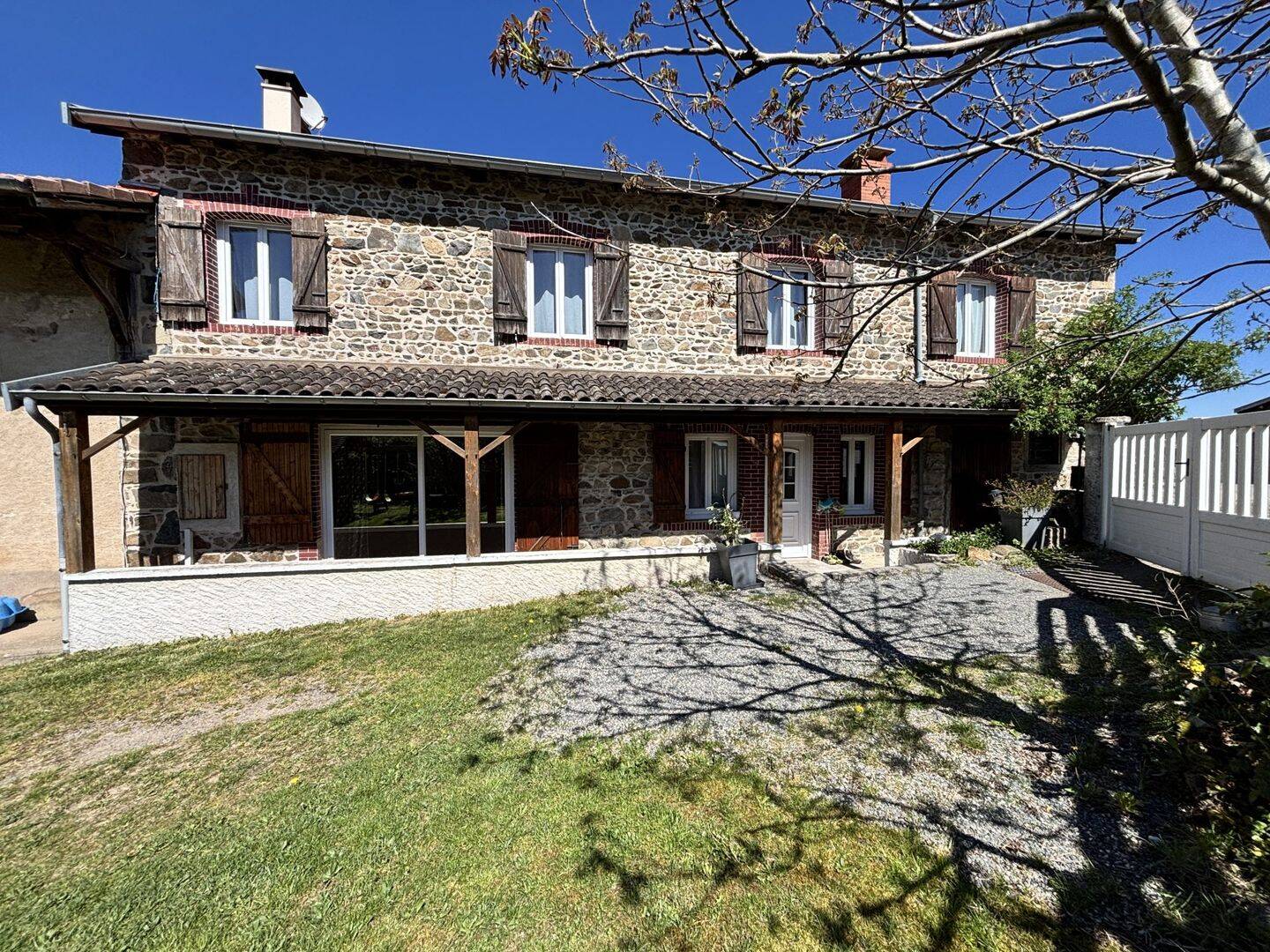 Maison 7 pièces 170 m² · à Deux-Grosnes · 170 m² · 198 000 €
