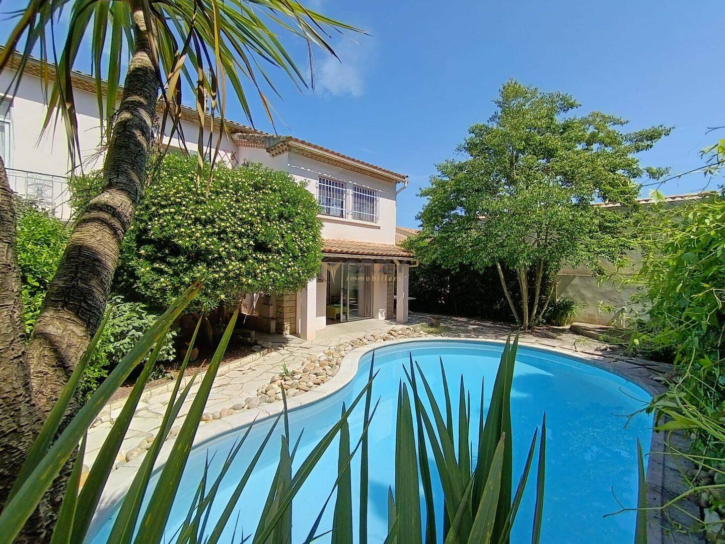 Maison 8 pièces 197 m² · à Rognonas · 197 m² · 429 000 €