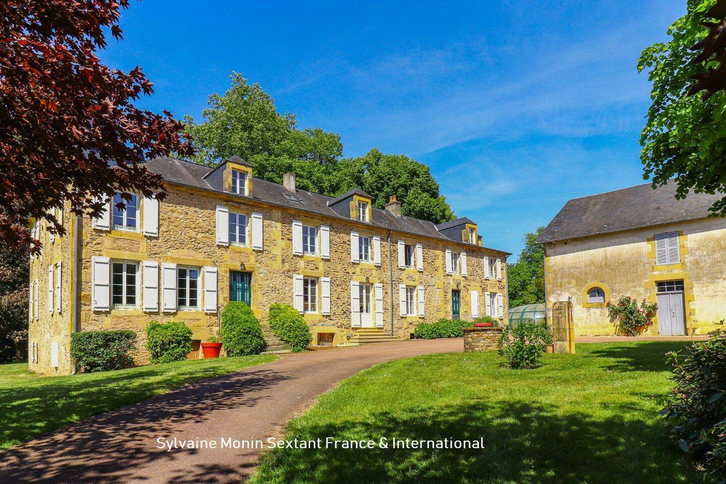 Maison 12 pièces 520 m² · à Lanouaille · 520 m² · 880 000 €